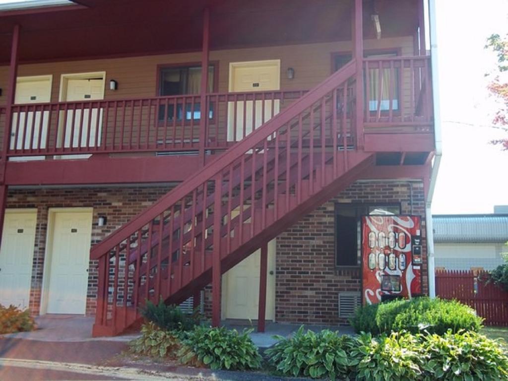 Naugatuck Motor Lodge Exterior photo